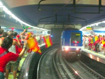 Illustration for article titled A Gallery Of Happy Spaniards Yelling And Burning Stuff (UPDATES)